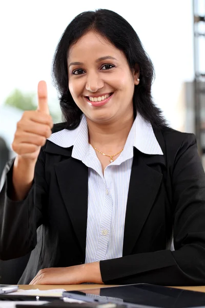 Уверенная деловая женщина с большим пальцем вверх жестом — стоковое фото