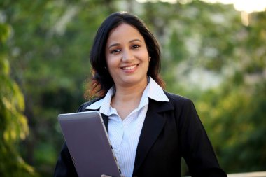 İş kadını ile açık havada, tablet bilgisayar