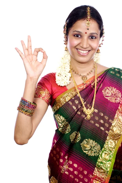 传统的印度女人与 Ok 的手势 — 图库照片