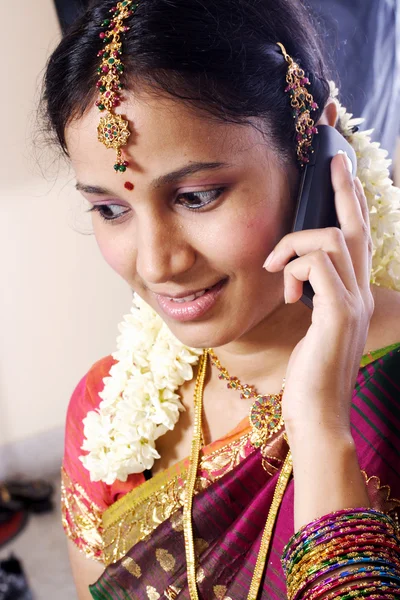 Jovem mulher tradicional falando em um celular — Fotografia de Stock