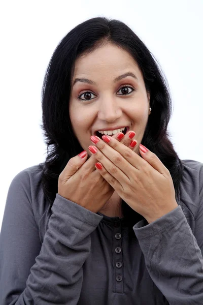 Ung kvinne dekker munnen med hendene. – stockfoto