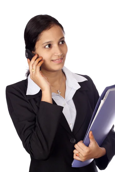 携帯電話で話している若いビジネス女性 — ストック写真