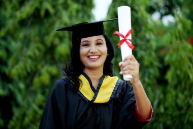 Açık havada, diploma ile genç kız öğrenci