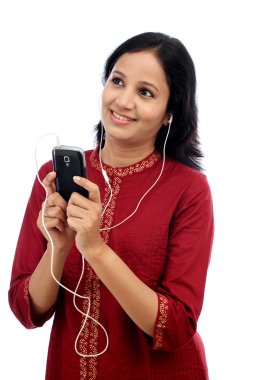 Genç güzel kadın smartphone ile müzik keyfi