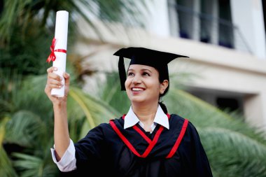 Açık havada, diploma ile genç kız öğrenci