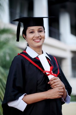 Açık havada, diploma ile genç kız öğrenci