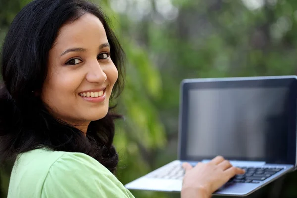 Genç kız öğrenci tablet bilgisayar ile çalışma