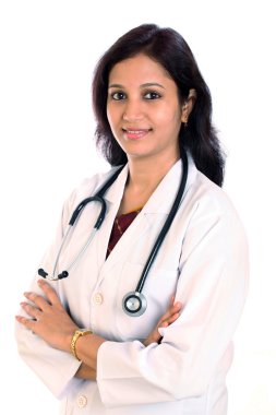 Gülümseyen doktor kadın kolları ile geçti