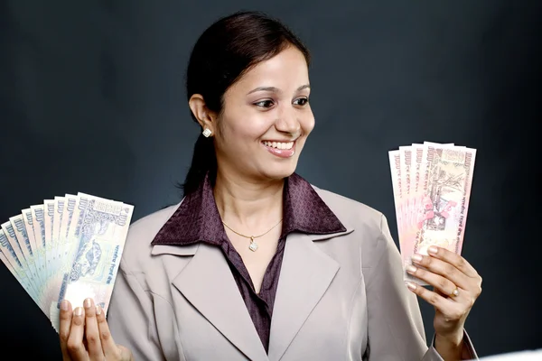 ビジネス女性持株インドの通貨 — ストック写真