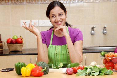 Heyecanlı genç kadın mutfakta