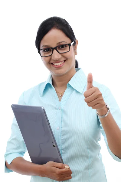 Affärskvinna med Tablet PC och göra tummen upp gest — Stockfoto