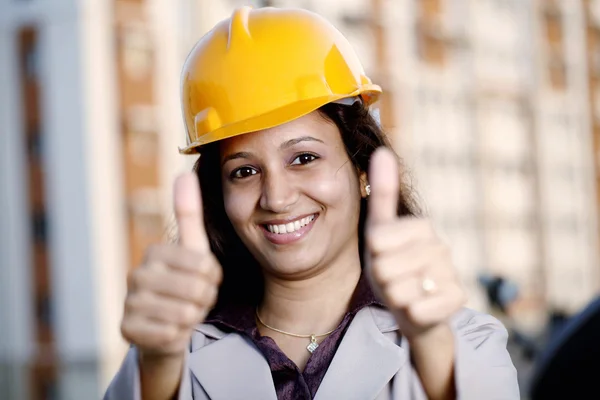 Heureuse ingénieure industrielle avec les pouces levés — Photo