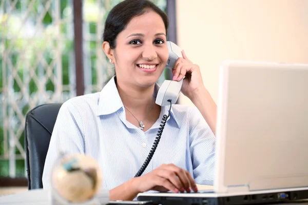 Femme d'affaires parlant au téléphone — Photo