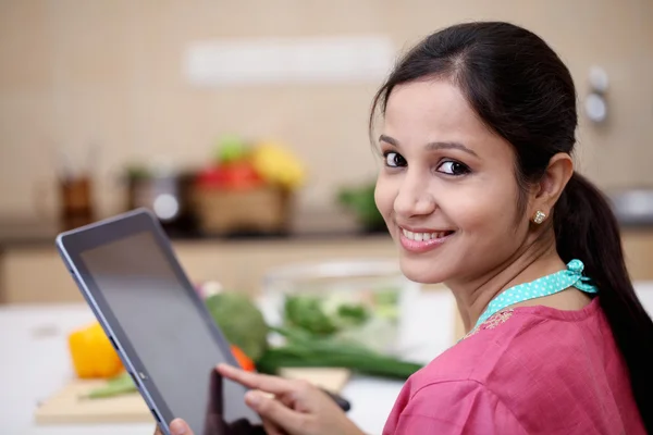 Genç Hintli kadın tablet kullanma 