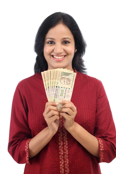 Heureuse jeune femme tenant des billets en monnaie indienne — Photo