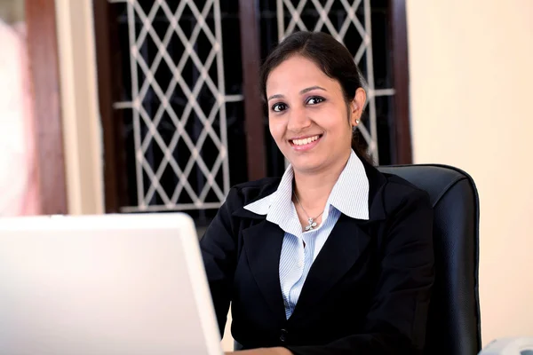 Junge indische Geschäftsfrau — Stockfoto