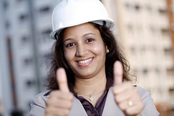 Жінка-індустріальний інженер показує великі пальці вгору — стокове фото