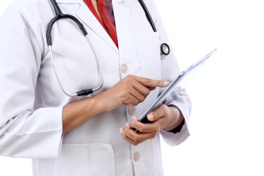 Tablet bilgisayar kullanarak doktor closeup görünümü