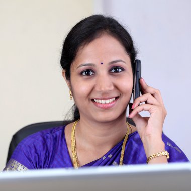 gülümseyen genç kadın cep telefonunuzun konuşma