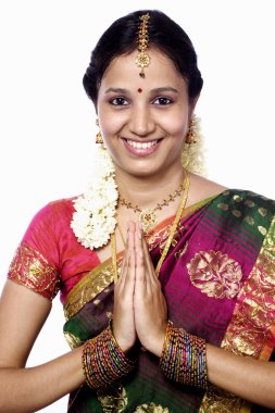 Eller dua pozisyonda tutan kadın 