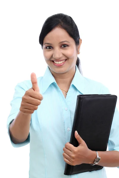 Mujer de negocios con la tableta y haciendo el gesto pulgares hacia arriba — Foto de Stock