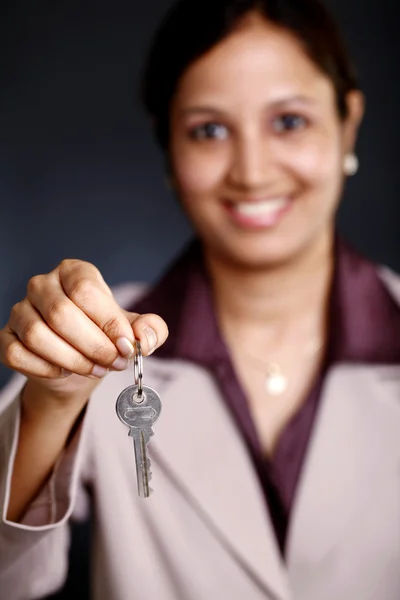 Business woman showing a key — Stock Photo, Image