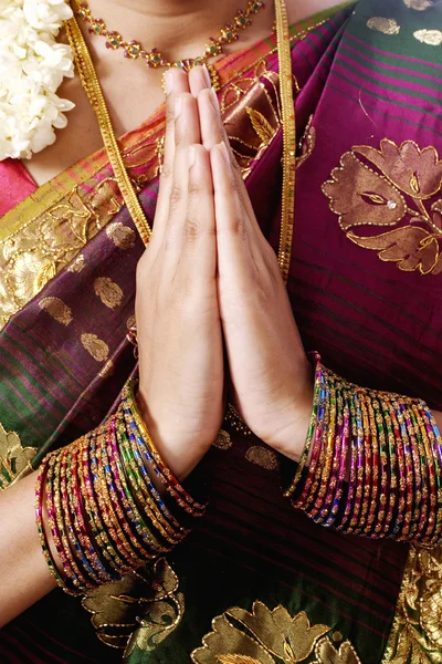 Mujer cogida de la mano en posición de oración — Foto de Stock