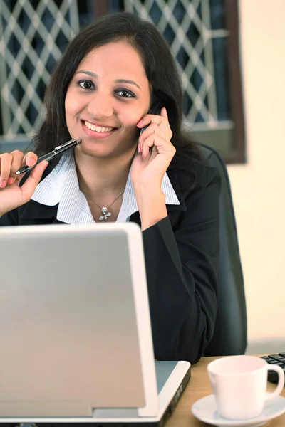 Mujer de negocios india hablando por celular — Foto de Stock