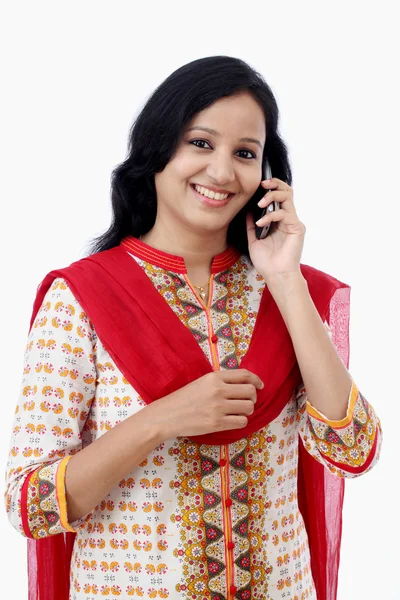 Tersenyum wanita muda berbicara di ponsel — Stok Foto