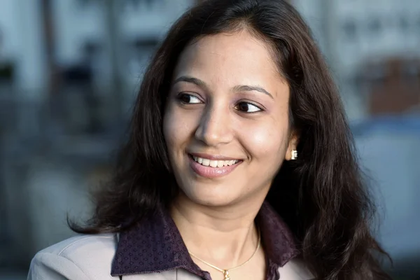 Head shot of young business woman — Stock Photo, Image