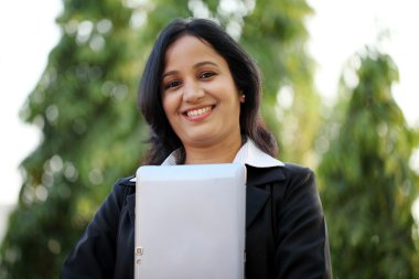 İş kadını ile açık havada, tablet bilgisayar