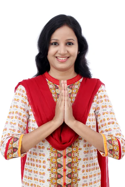 Sorridente giovane donna saluto "Namasthe " — Foto Stock