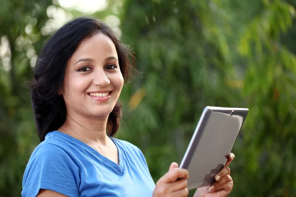 Jovem mulher com computador tablet — Fotografia de Stock