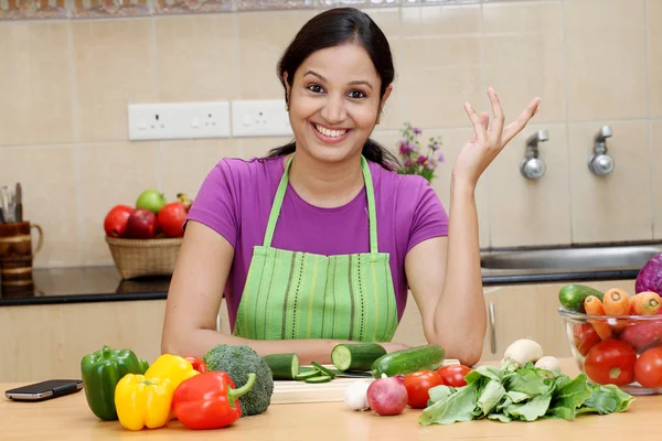 Jovem excitada na cozinha — Fotografia de Stock