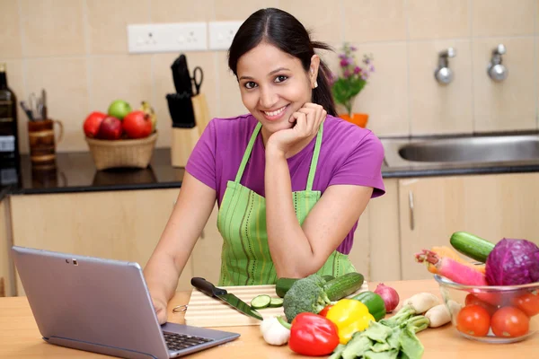 Junge indische Frau mit Tablette — Stockfoto