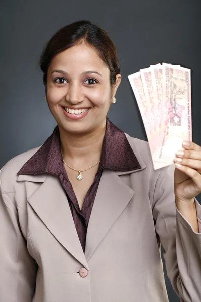 Mujer de negocios con billetes de 1000 rupias — Foto de Stock