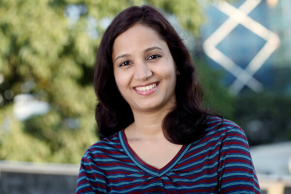 Шумная девочка-подросток в кампусе колледжа
