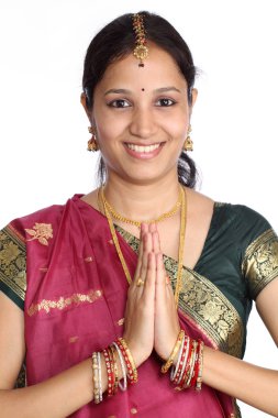 Eller dua pozisyonda tutan kadın 