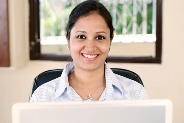 Joven mujer de negocios india — Foto de Stock