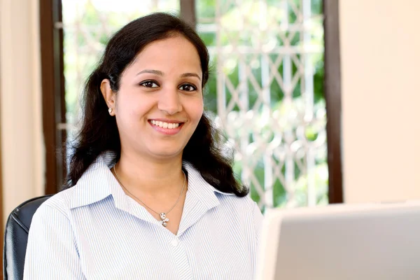 Rahat genç iş kadını 