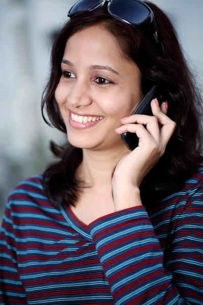 Ευτυχισμένη κοπέλα μιλάει στο κινητό — Φωτογραφία Αρχείου
