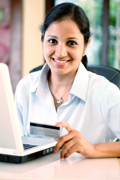 Ung kvinna gör online shopping — Stockfoto