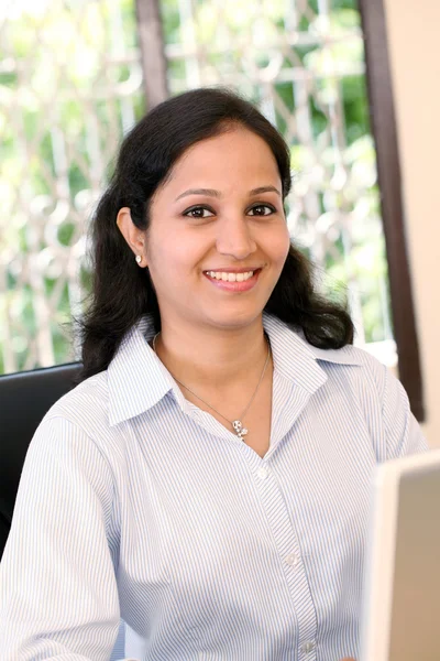 Joven mujer de negocios india —  Fotos de Stock