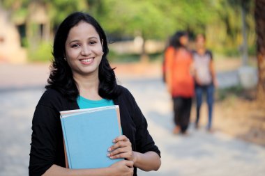 Mutlu genç kız öğrencinin üniversite kampüsü