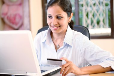 Hintli kadın online alışveriş