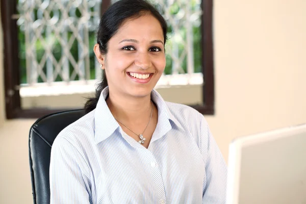 Młody biznes indyjski kobieta — Zdjęcie stockowe