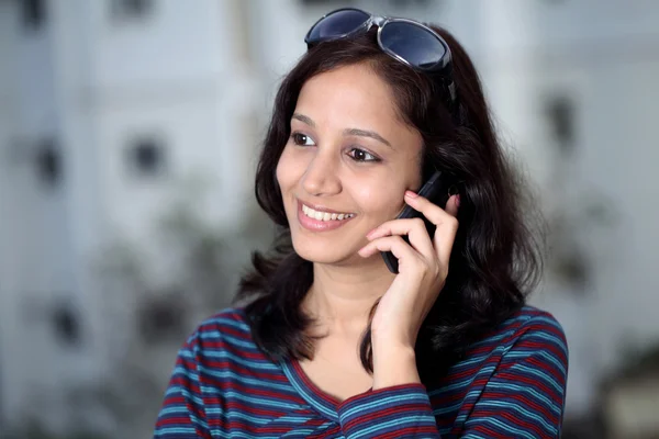 Junges indisches Mädchen spricht auf Handy — Stockfoto