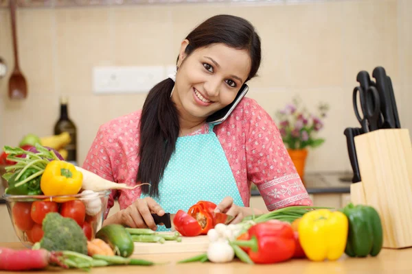 gülümseyen kadın cep telefonunuzun konuşma