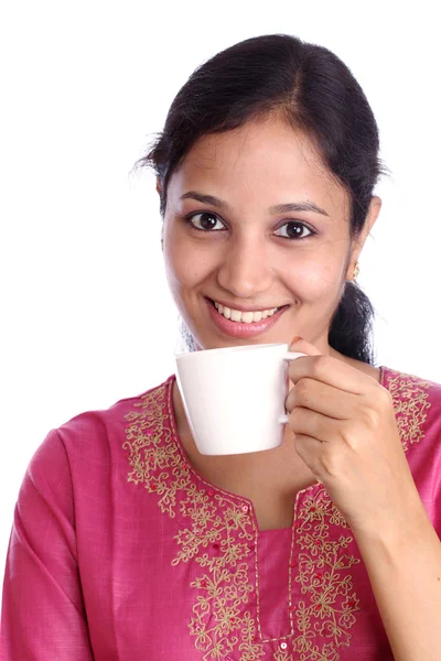 Egy fiatal nő kávét iszik. — Stock Fotó