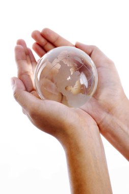 Cam Küre tutan eller